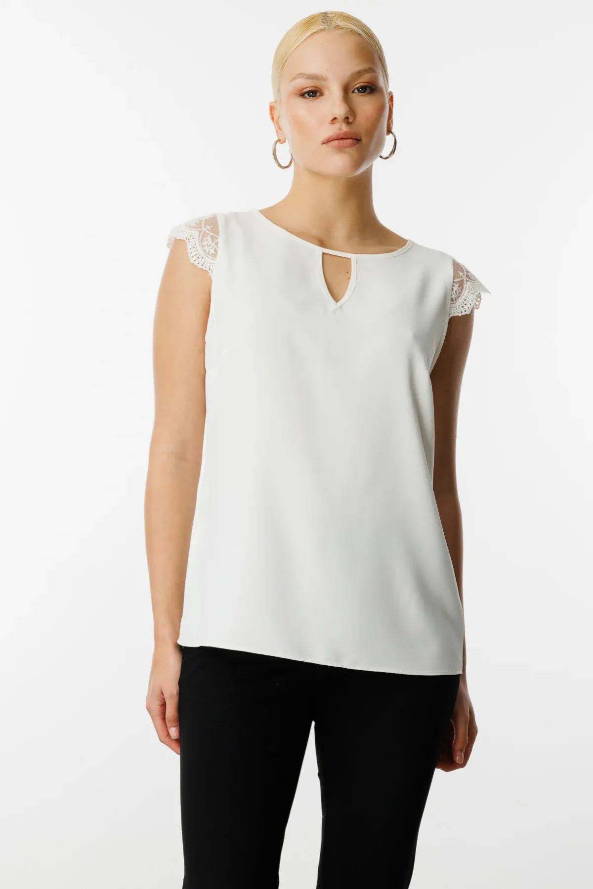 Ekol Dantel Detaylı Kolsuz Bluz