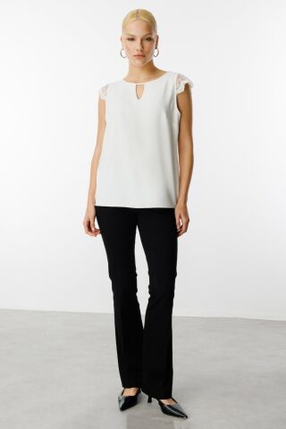 Ekol Dantel Detaylı Kolsuz Bluz