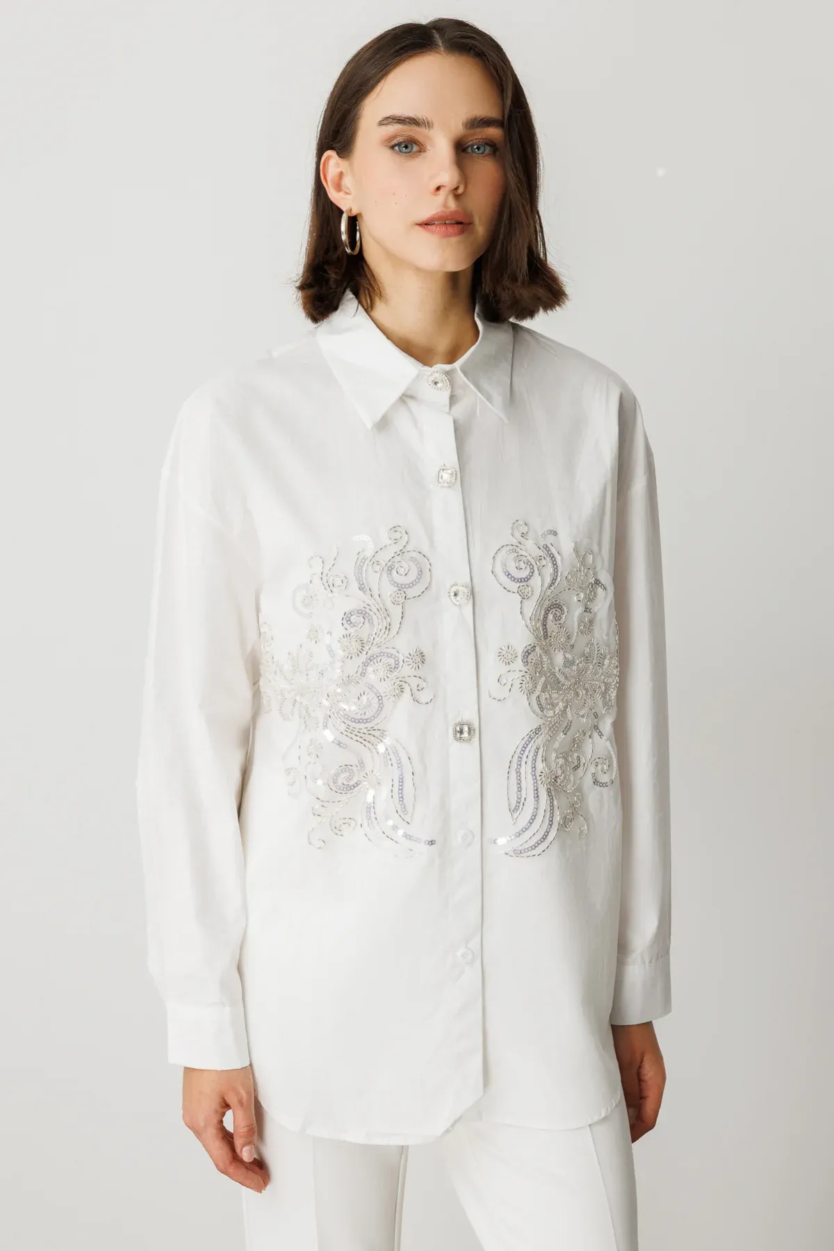On İşlemeli Taş Düğmeli Pamuk Gömlek Beyaz