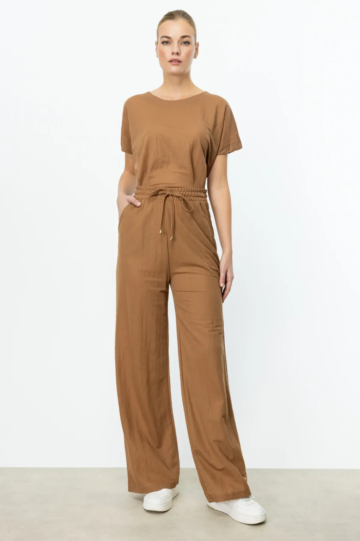 On Sıfır Yaka Beli Pileli Bluz ve Beli Lastikli Bol Paça Pantolon Takım