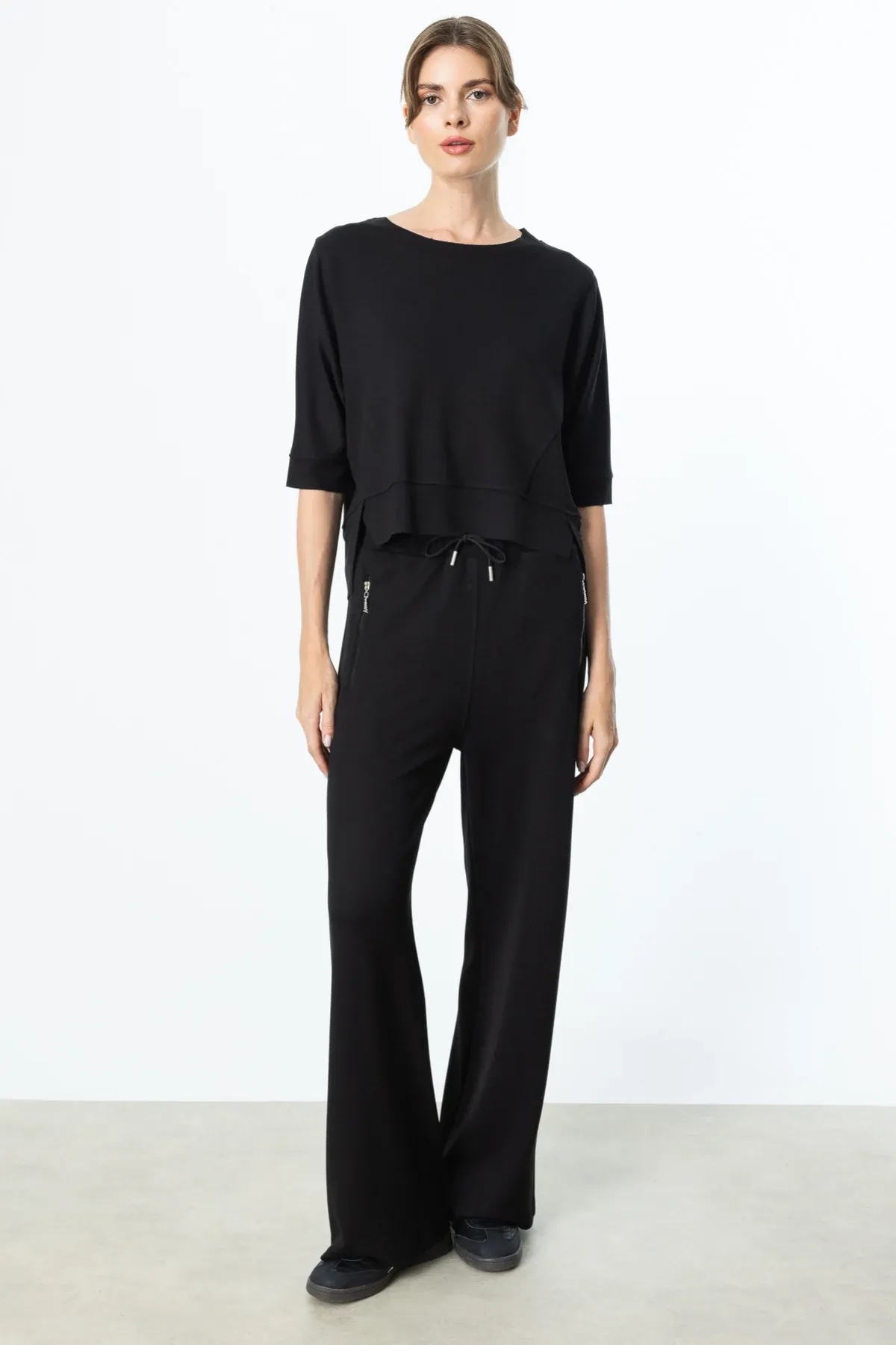 On Asimetrik Kesim Yarım Kollu Bluz ve Beli Lastikli Fermuar Cepli Eşofman Takımı