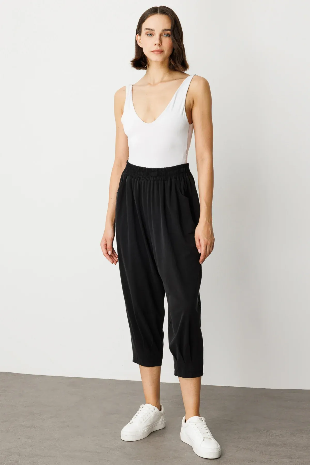 On Beli Lastikli Paçası Pensli Pantolon