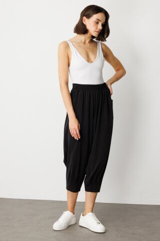 On Beli Lastikli Paçası Pensli Pantolon