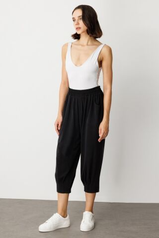 On Beli Lastikli Paçası Pensli Pantolon