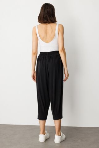 On Beli Lastikli Paçası Pensli Pantolon