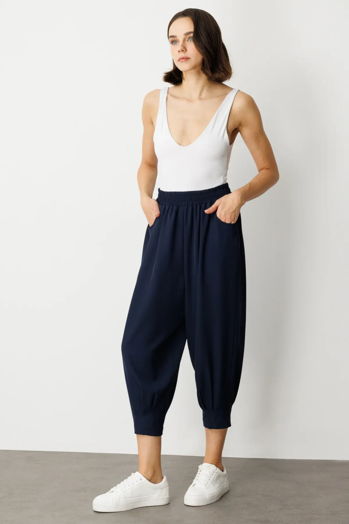 On Paçası Pileli Şalvar Pantolon