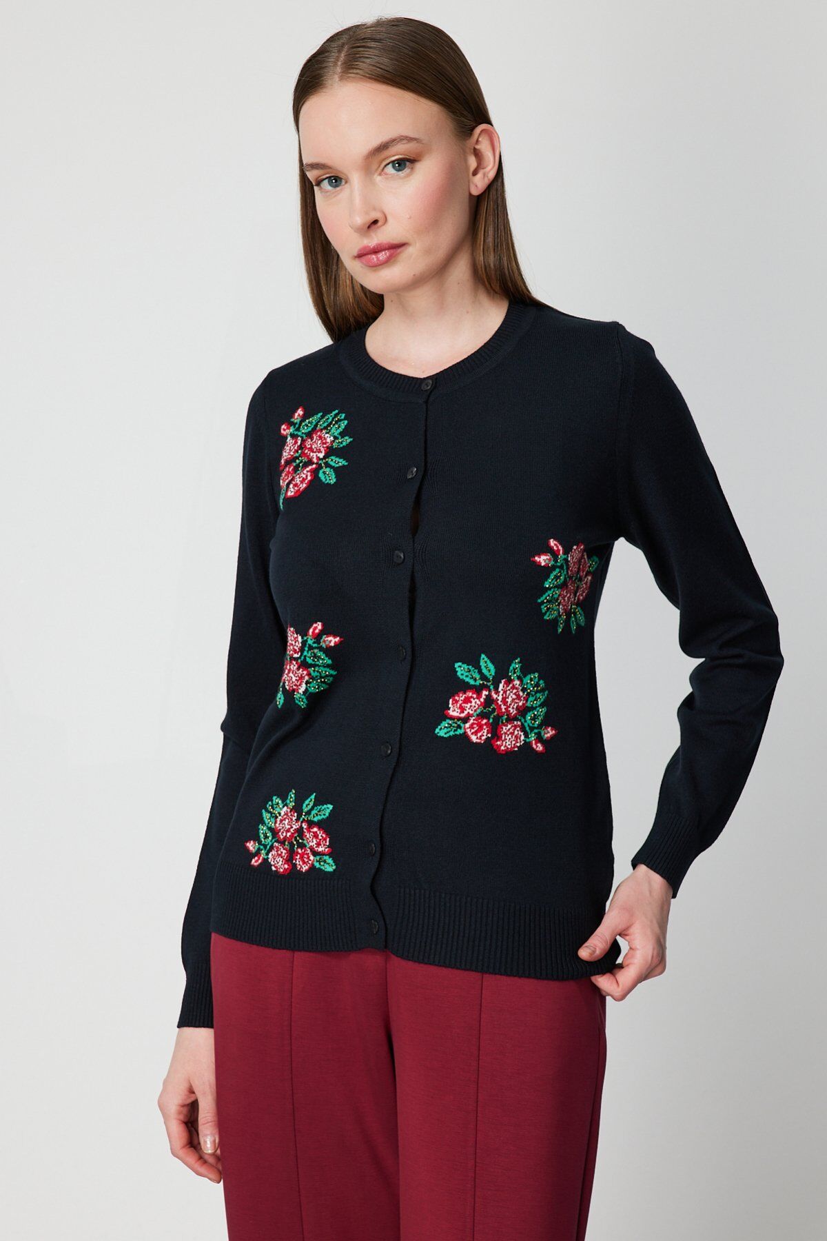 On Çiçek Nakışlı Triko Hırka