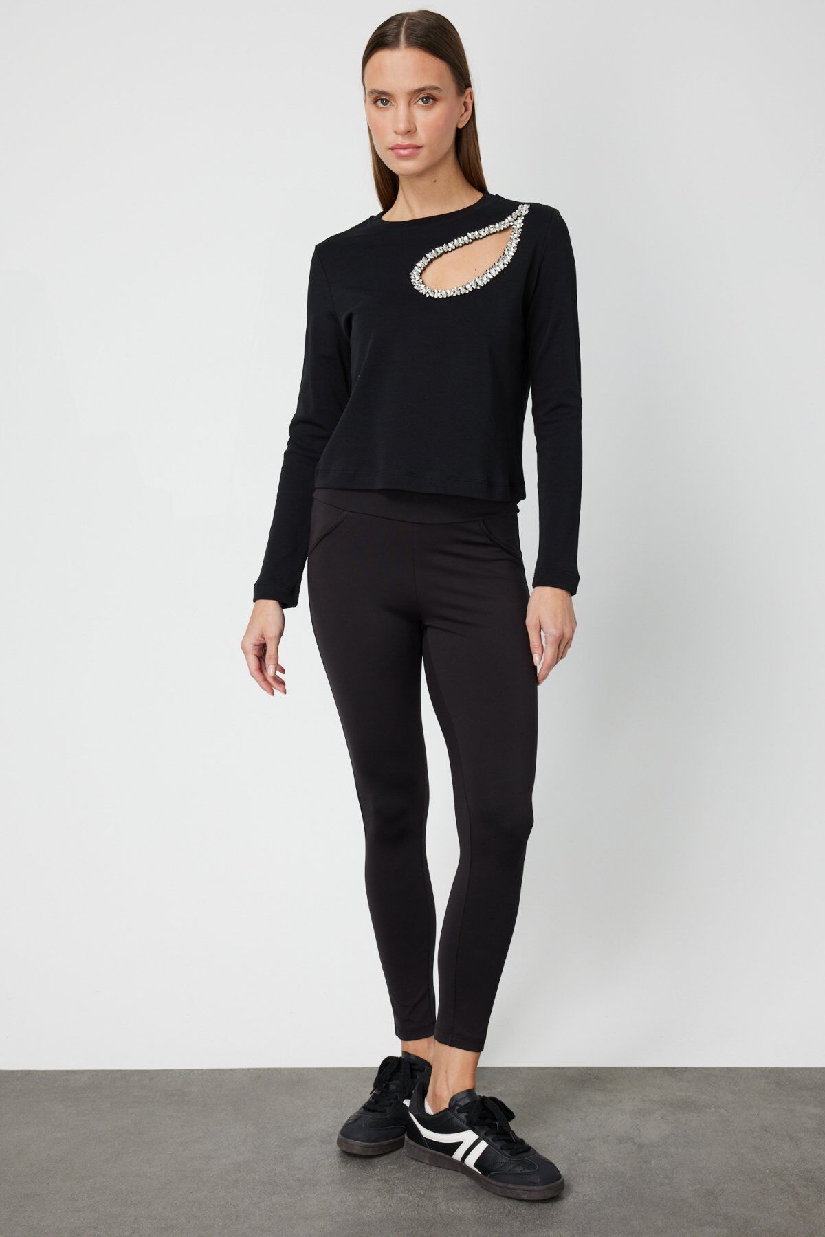 On Taş İşlemeli Pencere Detaylı Bluz