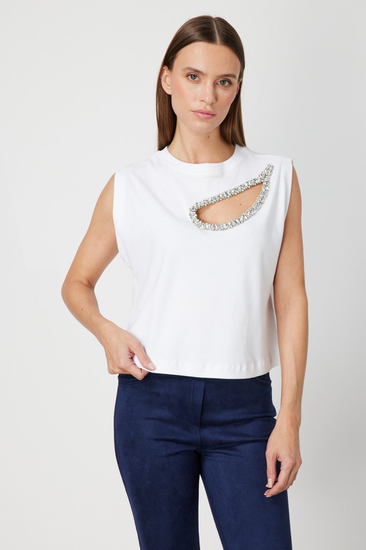 On Taşlı Pencere Detaylı Kolsuz Bluz Beyaz