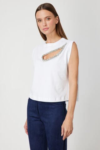 On Taşlı Pencere Detaylı Kolsuz Bluz Beyaz