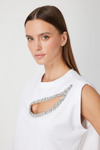 On Taşlı Pencere Detaylı Kolsuz Bluz Beyaz