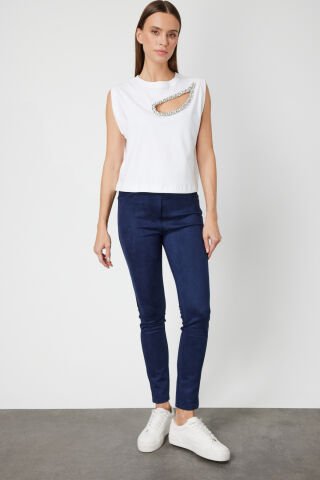 On Taşlı Pencere Detaylı Kolsuz Bluz Beyaz