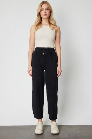 On Paçası Dikişli Dokulu Pantolon Siyah