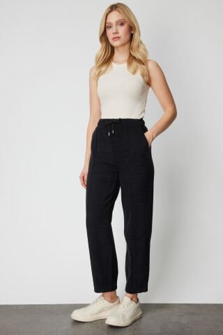 On Paçası Dikişli Dokulu Pantolon Siyah