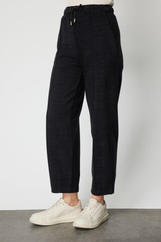 On Paçası Dikişli Dokulu Pantolon Siyah