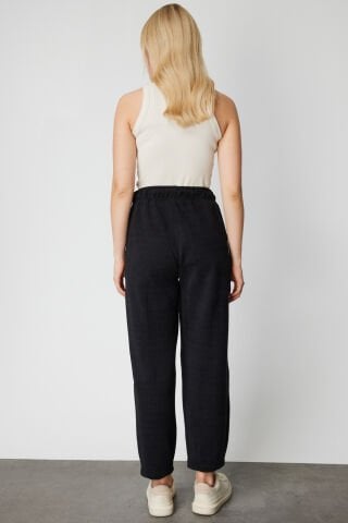 On Paçası Dikişli Dokulu Pantolon Siyah