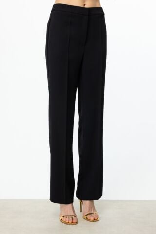 Ekol Siyah Bol Paça Pantolon & Gül Motifli Sıfır Kollu Blazer Takım