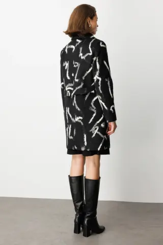 EKOL YAKASI BROŞLU DESENLİ KABAN SİYAH