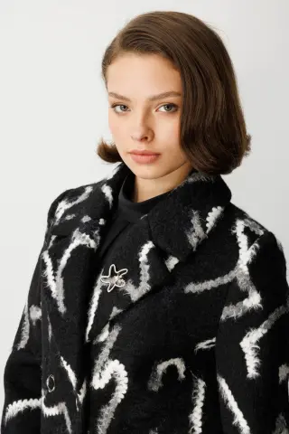 EKOL YAKASI BROŞLU DESENLİ KABAN SİYAH