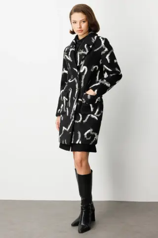 EKOL YAKASI BROŞLU DESENLİ KABAN SİYAH