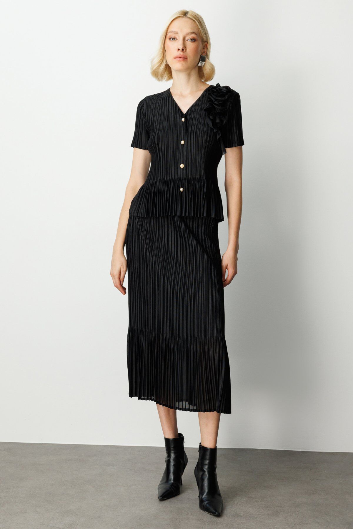 Ekol Akordiyon Kumaş Gül Detaylı Bluz ve                                                                                    Akordiyon kumaş Etek Takım