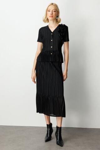 Ekol Akordiyon Kumaş Gül Detaylı Bluz ve                                                                                    Akordiyon kumaş Etek Takım