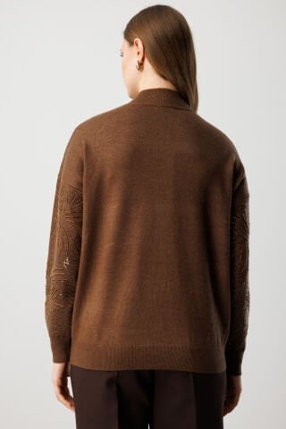 On Taşlı Dik Yaka Triko Kazak