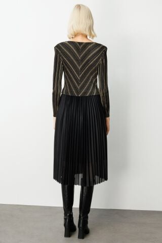 Ekol Eteği Piliseli V Yaka Elbise Siyah