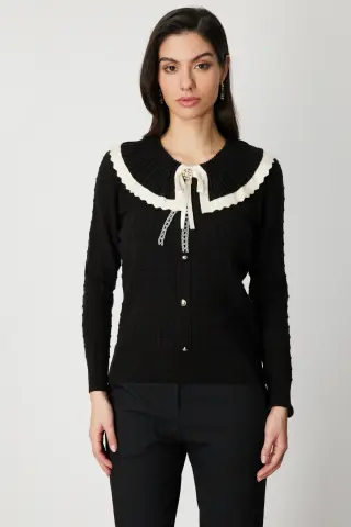 On Yakası Aksesuarlı Düğmeli Triko Kazak