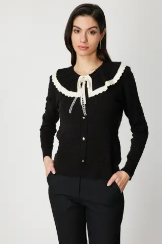 On Yakası Aksesuarlı Düğmeli Triko Kazak