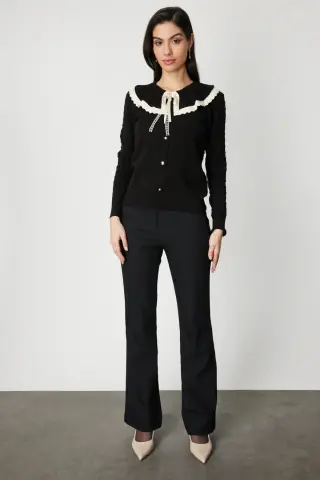 On Yakası Aksesuarlı Düğmeli Triko Kazak