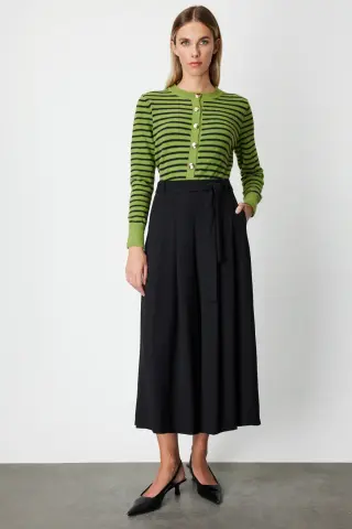 On Beli Kemerli Pileli Pantolon Siyah