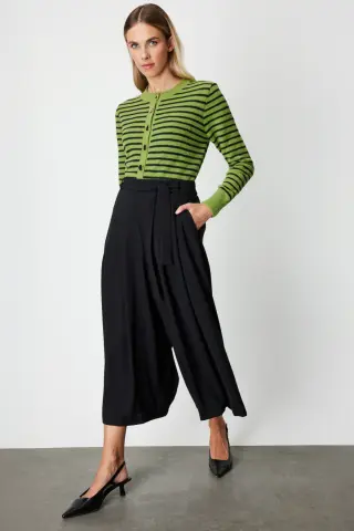 On Beli Kemerli Pileli Pantolon Siyah