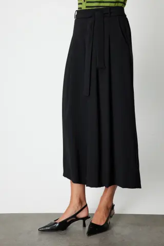 On Beli Kemerli Pileli Pantolon Siyah