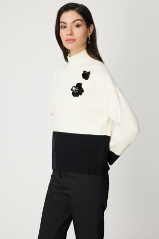 On Çiçek Broşlu Dik Yaka Triko Kazak Beyaz