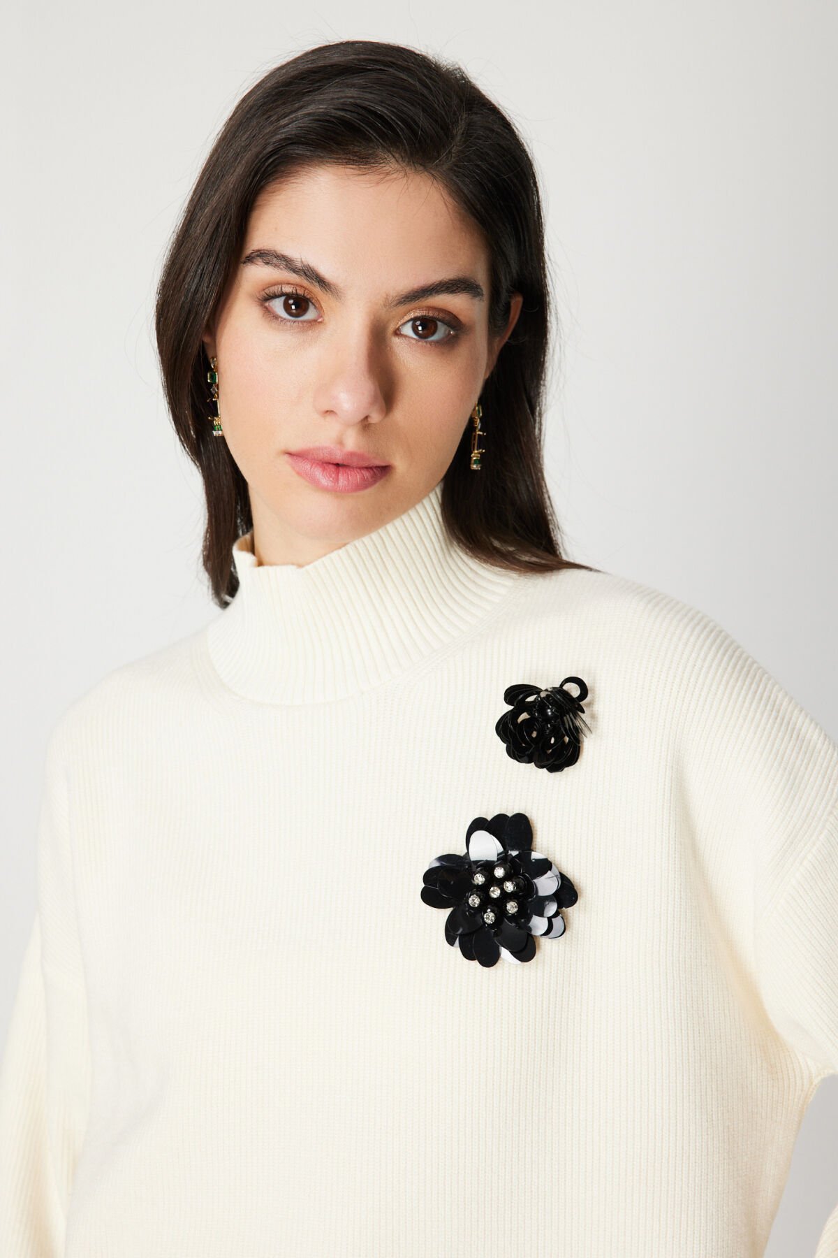 On Çiçek Broşlu Dik Yaka Triko Kazak Beyaz