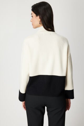 On Çiçek Broşlu Dik Yaka Triko Kazak Beyaz