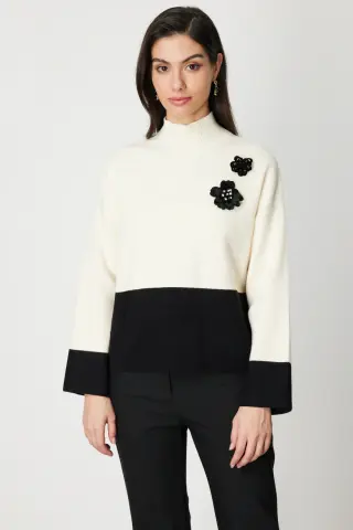 On Çiçek Broşlu Dik Yaka Triko Kazak Beyaz