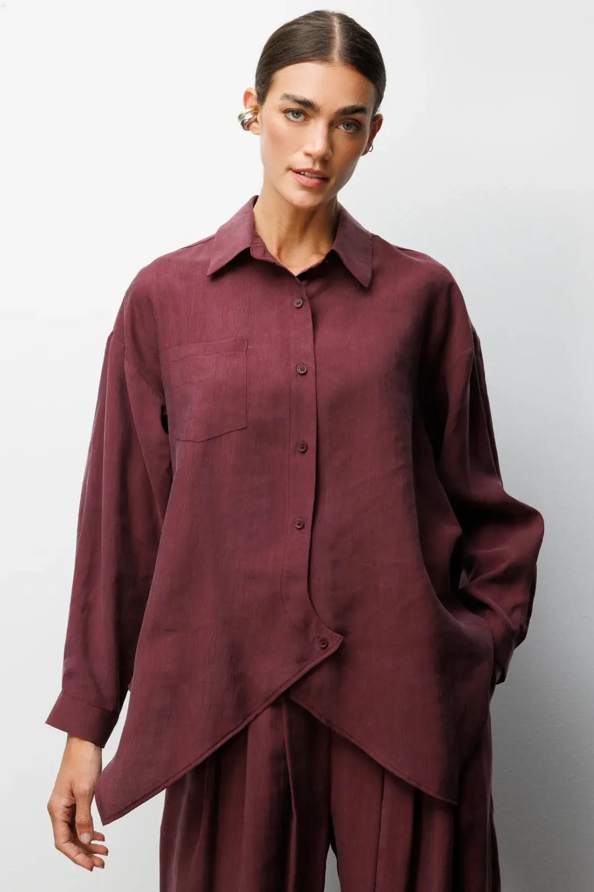 On Arkası Düğmeli Asimetrik Kesim Gömlek Vişne
