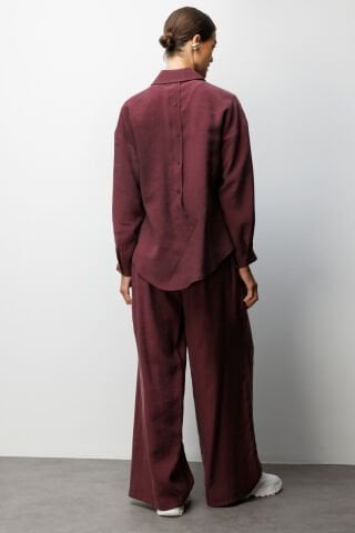 On Arkası Düğmeli Asimetrik Kesim Gömlek Vişne