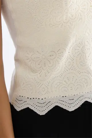On İnce Askılı Dantelli Crop Bluz
