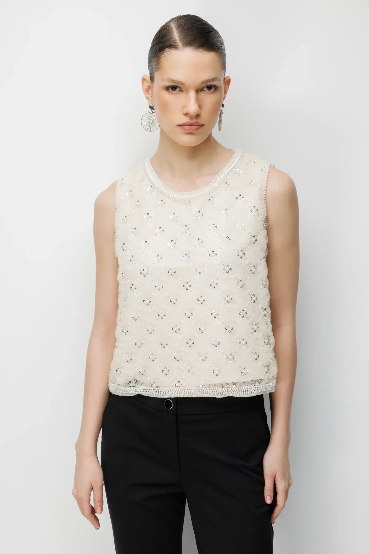 Ekol Kabartma Desenli Boncuk Detaylı Ekru Bluz – Şık ve Zarif Kadın Bluz