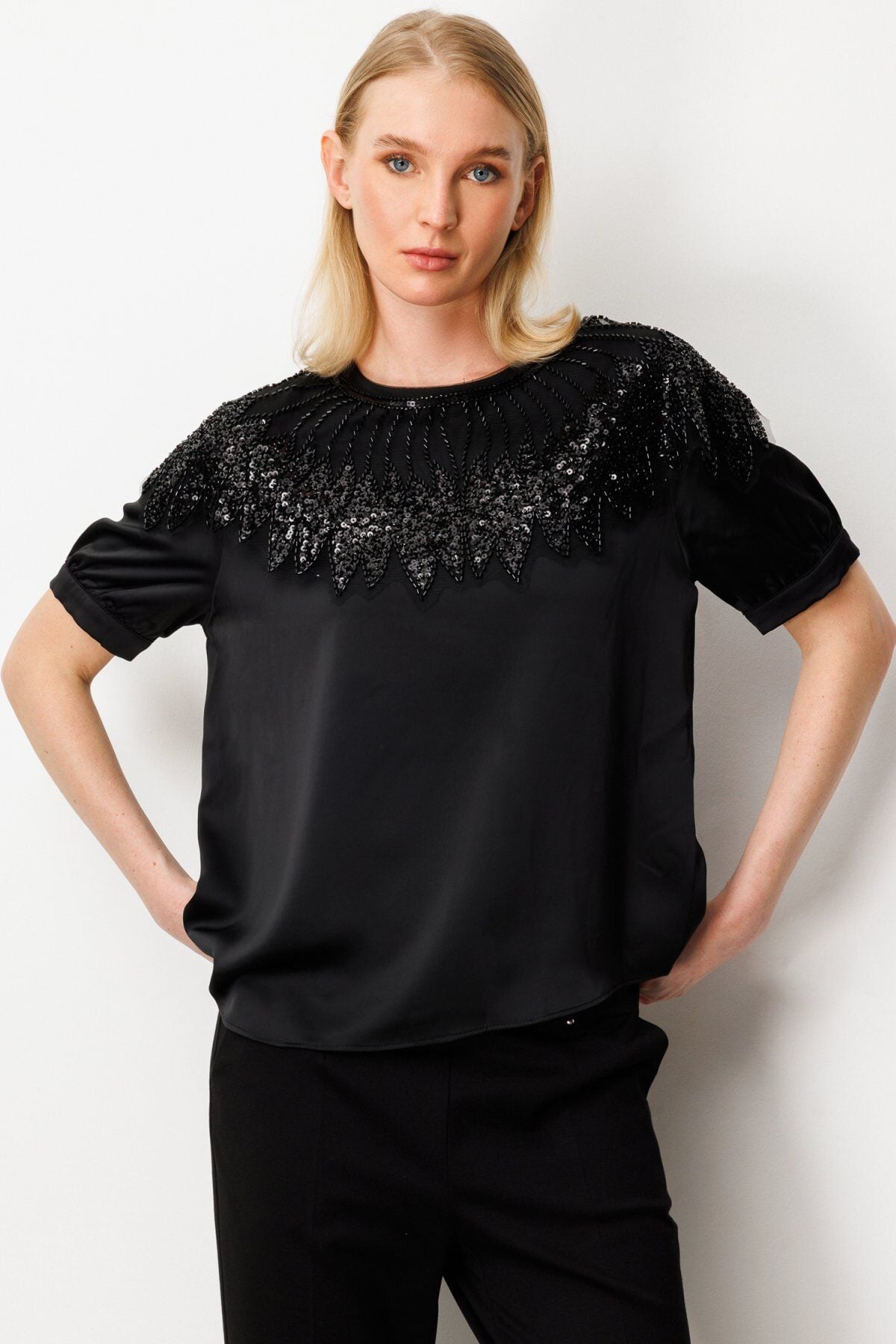 On Omuzları Tül Ve Boncuklu Bluz Siyah