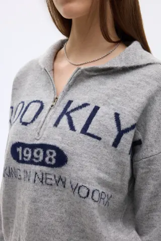 QUZU Brooklyn Yazılı Yarım Fermuarlı Triko Kazak Gri